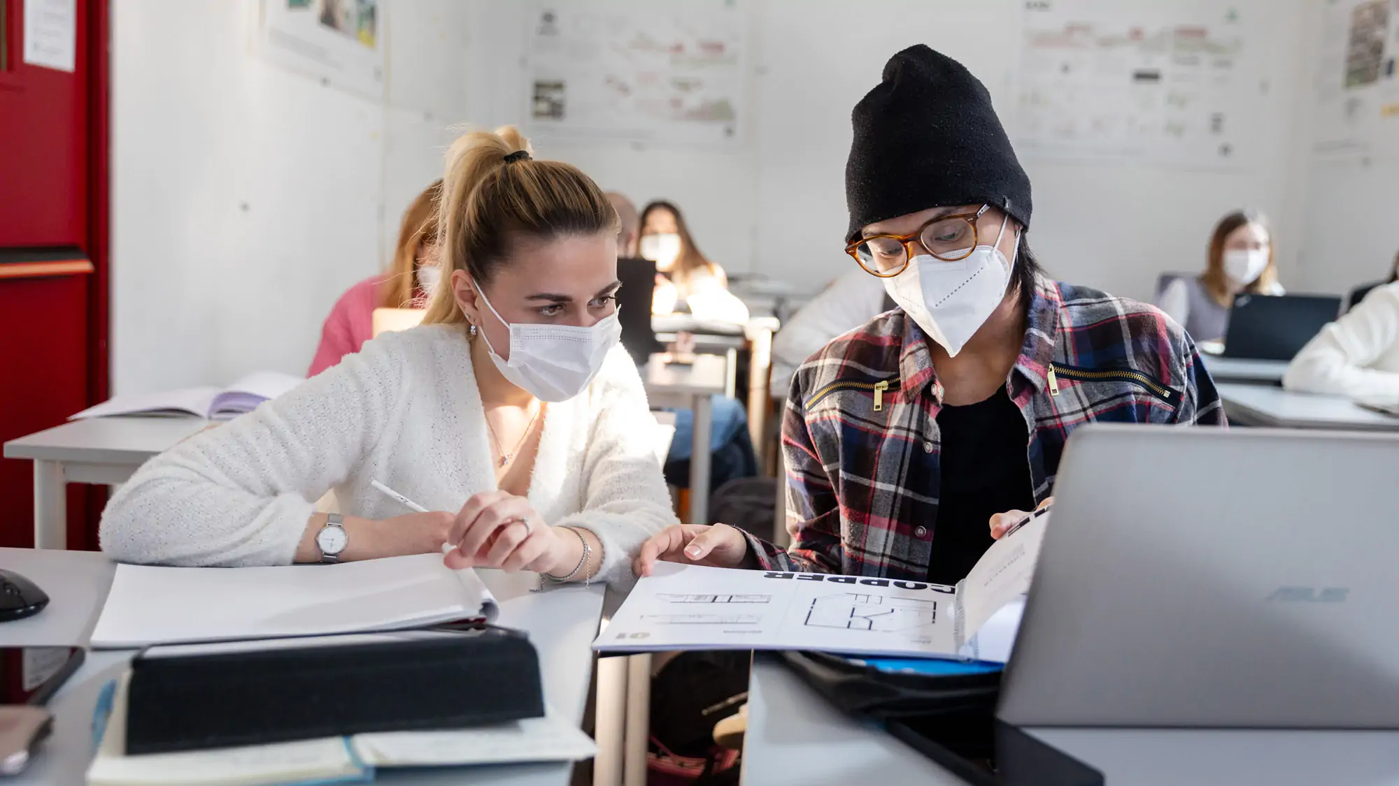 Uno studente e una studentessa si confrontano su un progetto del corso in Interior design