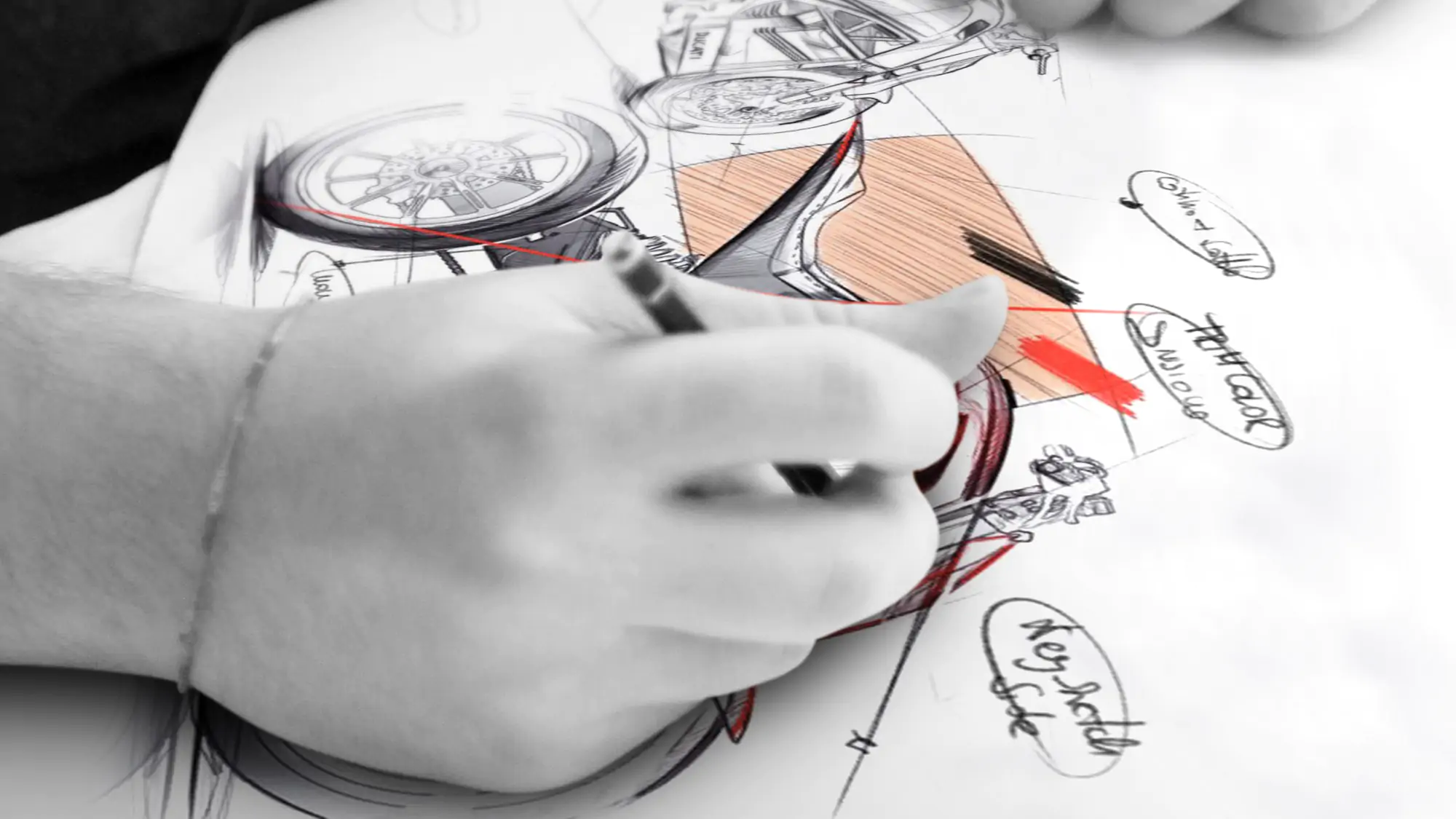 Uno degli studenti dello IAAD. realizza alcuni sketch di moto